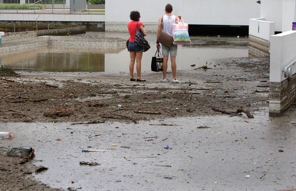 Residents return to their flood affected house in the Brisbane suburb of Saint Lucia. Flood water in Australia's third-biggest city peaked below feared catastrophic levels on Thursday but Brisbane and other devastated regions faced years of rebuilding and even the threat of fresh floods in the weeks ahead. (REUTERS)