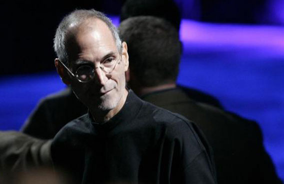 Steve Jobs walks through the crowd after a special event in San Francisco September 9, 2009. (REUTERS)