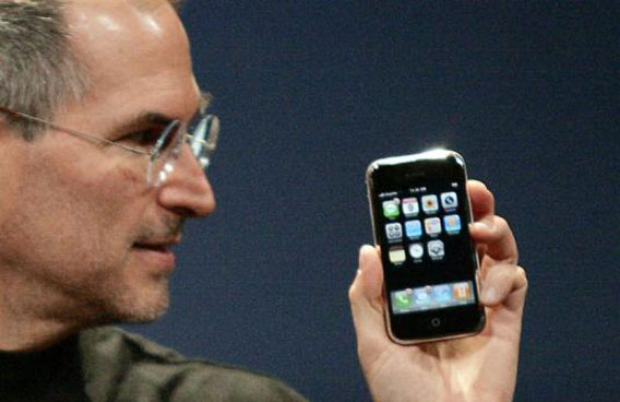 Steve Jobs holds the new iPhone in San Francisco, California January 9, 2007. (REUTERS)