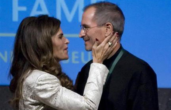 Maria Shriver (L) kisses Steve Jobs, chief executive officer of Apple Inc., after being inducted into the California Hall of Fame in Sacramento, California, December 5, 2007. (REUTERS)