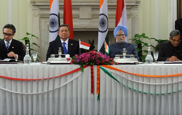 Indonesian President Susilo Bambang Yudhoyono (C-L) and Indian Prime Minister Manmohan Singh (C-R) watch as Indian External Affairs Minister S. M. Krishna (2R) and Indonesian External Affairs Minister R. M. Marty M Natalegawa (2L) sign the Extradition Treaty in New Delhi. (AFP)