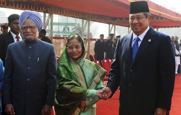 Indian President Pratibha Singh Patel (C) shakes hands with Indonesian President Susilo Bambang Yudhoyono (R) as Indian Prime Minister Manmohan Singh (L) looks on during a welcoming ceremony at the Presidential Palace in New Delhi. (AFP)