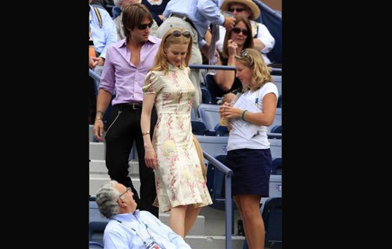 Nicole Kidman (C) and Keith Urban (L) are escorted to their seats to watch the match between Roger Federer of Switzerland and Tommy Robredo of Spain at the U.S. Open tennis championship in New York. (REUTERS)