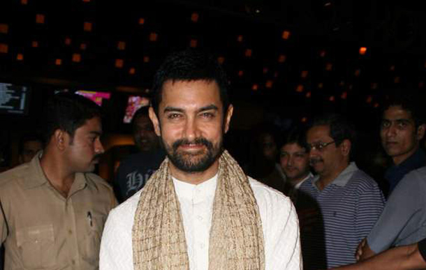 Dressed to be a patriot, Aamir can't help smiling. (AGENCIES)