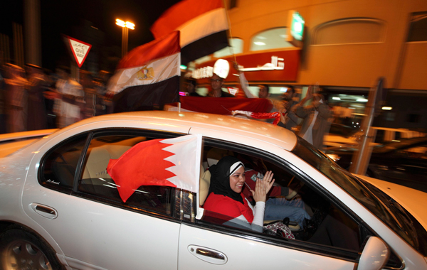 Egyptians residing in Bahrain celebrate the resignation of Egypt's President Hosni Mubarak, in Manama. (REUTERS)