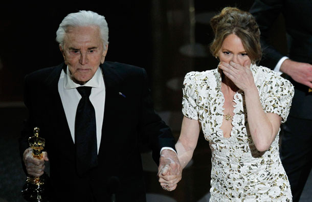 Melissa Leo accepts her Oscar for best supporting actress, for her role in "The Fighter," from presenter Kirk Douglas during the 83rd Academy Awards in Hollywood, California. (REUTERS)