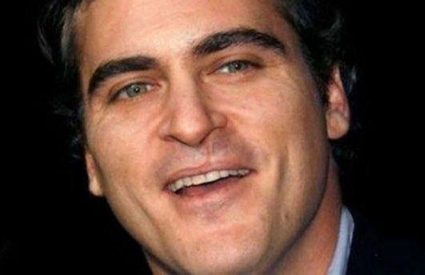 Joaquin Phoenix has a scar between his nose and lips. It has been thought that he was born with a cleft lip, but the truth is that he was born with the scar which is a mild form of a cleft lip. (AGENCY)