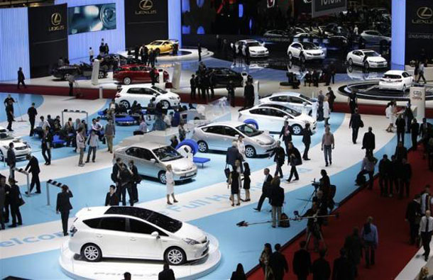 Visitors and media flock to the 81st Geneva International Motor Show during the first media day at the Palexpo in Geneva March 1, 2011. (REUTERS)