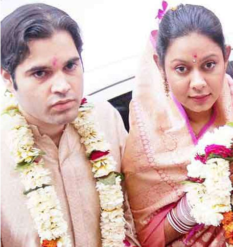 Varun Gandhi and Yamini Roy arrive at the Kamkotishwar Temple in Varanasi a day before their marriage. (AGENCY)