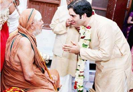 BJP leader Varun Gandhi seeks blessings at Kamkotishwar Temple in Varanasi a day before his marriage with Yamini Roy. (AGENCY)