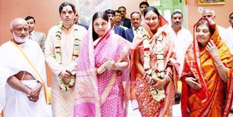 Varun Gandhi and Yamini Roy with their mothers at Kamkotishwar Temple in Varanasi. (AGENCY)