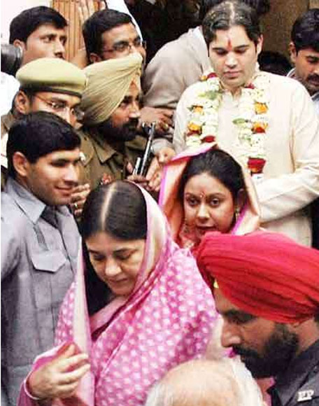 Varun Gandhi and Yamini Roy with Maneka Gandhi leave Kamkotishwar Temple in Varanasi. (AGENCY)