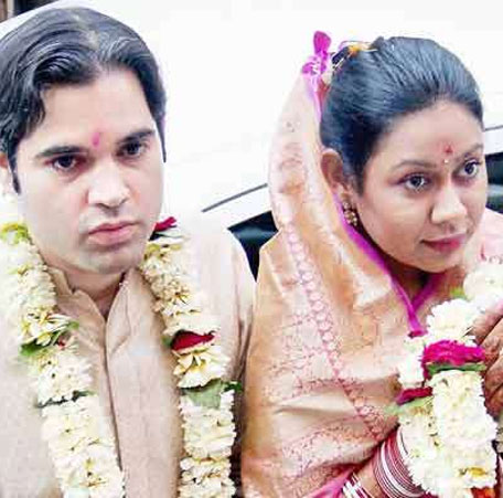 Varun Gandhi tied the know with his partner Yamini with vedic rituals on March 6 at the Kashi Kamkotishwar Temple. (AGENCY)