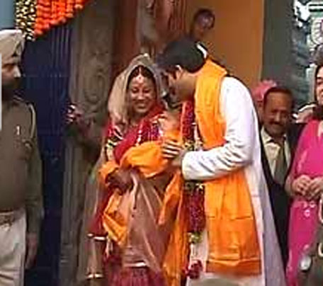 The youngest of the Gandhis, Varun, got married to graphic designer Inca Yamini Roy Chaudhary at the Kamkoteshwar temple in Varanasi on Sunday. (AGENCY)