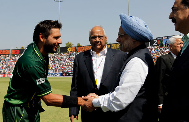 Captain Shahid Afridi of Pakistan shakes hands with Prime Minister Manmohan Singh of India as Prime Minister Syed Yusuf Raza Gilani of Pakistan looks on prior to the start of the 2011 ICC World Cup second Semi-Final between India and Pakistan at Punjab Cricket Association (PCA) Stadium on March 30, 2011 in Mohali, India. (GETTY/GALLO)