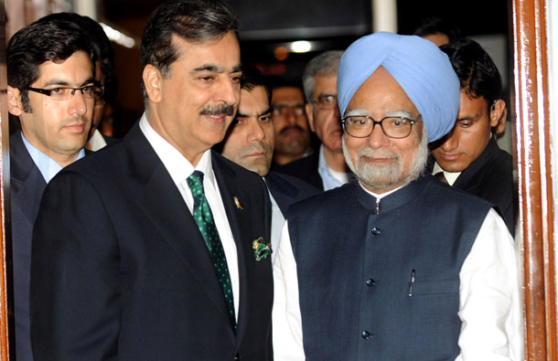 Indian Prime Minister Manmohan Singh (R) and Pakistan Prime Minister Yousuf Raza Gilani (C) arrive for a dinner hosted by the Indian Prime Minister on the sidelines of the 2011 ICC World Cup second Semi-Final between India and Pakistan at Punjab Cricket Association (PCA) Stadium on March 30, 2011 in Mohali, India. (GETTY/GALLO)