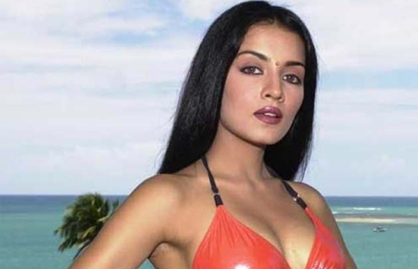 Celina Jaitley wanted to join the army when she was a young girl. Maybe she should have followed her heart. Despite the fact that she has one of Bollywood's best bodies, her voice is off-putting and manly. (AGENCIES)