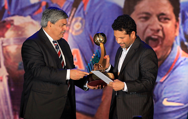 President of The Board of Control for Cricket in India (BCCI) Shashank Manohar, left, presents the Polly Umrigar trophy to Indian cricketer Sachin Tendulkar during the BCCI Awards ceremony in Mumbai, India. (AP)