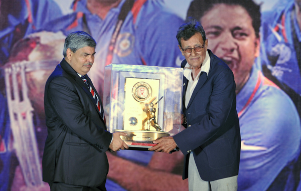 Shashank Manoha (L), President of The Board of Control for cricket in India (BCCI), presents the Lifetime Achievement Award to former Indian Test cricketer Salim Durani (R) during the BCCI Awards 2009-2010 function in Mumbai. (AFP)