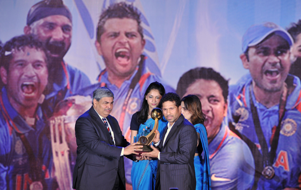 Shashank Manoha (L), President of The Board of Control for cricket in India (BCCI), presents the Polly Umrigar trophy to Indian cricketer Sachin Tendulkar during the BCCI Awards 2009-2010 function in Mumbai. (AFP)