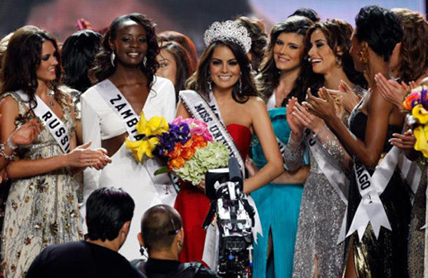 Jimena Navarrete (C) poses with the other contestants at the end of the beauty pageant. (GETTY/GALLO)