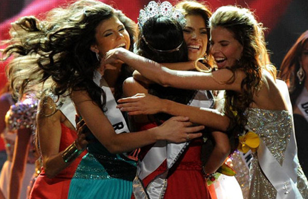 Jimena Navarrete (C) celebrates with other contestants after being crowned Miss Universe 2010. (AFP)