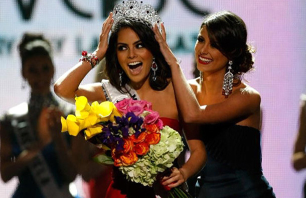 Jimena Navarrete (L) cries as she is crowned the 2010 Miss Universe by last year’s winner Stefania Fernandez of Venezuela. It is a tradition the reigning Miss Universe hands over the title to the newly crowned winner. (GETTY/GALLO)