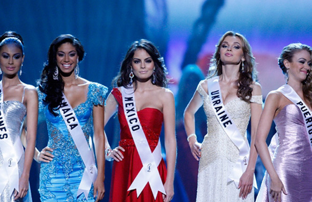 (L-R) Miss Philippines Venus Raj, Miss Jamaica Yendi Phillips, Miss Mexico Jimena Navarrete, Miss Ukraine Anna Poslavska and Miss Puerto Rico Mariana Paola Vicente pose at the end of the evening gown round. (AP)