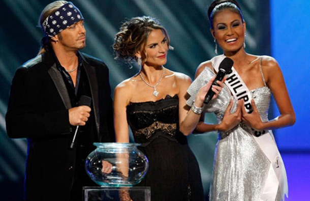 (L-R) Bret Michaels and Natalie Morales listen as Miss Philippines, Venus Raj, answers her question during the interview section. Raj came fifth. (GETTY/GALLO)