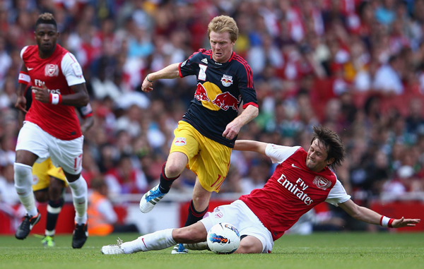 Dax McCarty of New York Red Bulls rides the challenge by Tomas Rosicky of Arsenal during the Emirates Cup match between Arsenal and New York Red Bulls at the Emirates Stadium in London, England. (GETTY)