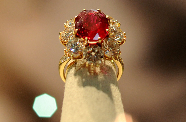 Elizabeth Taylor's ring is displayed at a public exhibition  in GUM on Moscow's Red Square, on September 14, 2011, shortly after the exhibition opening. (AFP)