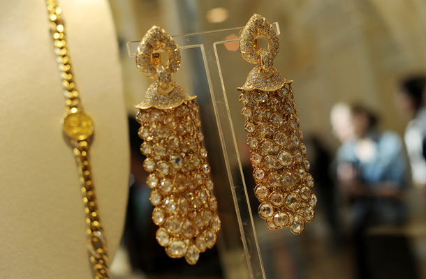 Elizabeth Taylor's diamond earrings are displayed at a public exhibition  in GUM on Moscow's Red Square, shortly after the exhibition opening. (AFP)