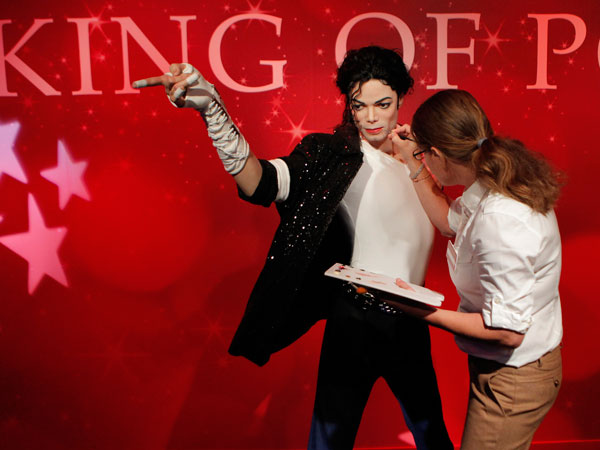 Figure production maintenance manager Petra van der Meer retouches Michel Jackson's wax figure at the Madame Tussaud wax exhibition in Tokyo, Japan, Wednesday, Sept. 28, 2011.(AP)