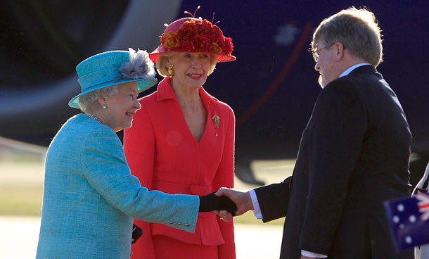 Queen Elizabeth II is introduced to the Australian Parliament Speaker of the House, Harry Jenkins, right, by Governor-General Quentin Bryce, center, at Fairbairn airforce base in Canberra, Wednesday, Oct 19, 2011. The Queen is on her first visit to Australia since 2006. (AP)