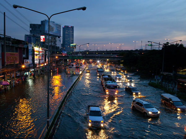 Traffic moves as flood waters take over the streets moving to the Lat Phrao area which is a major shopping and business district November 4, 2011 in Bangkok, Thailand. (GETTY)