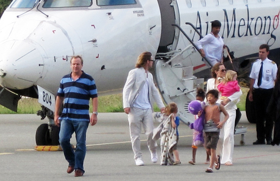 Jolie-pitt Brood Visit Vietnam - Entertainment - Emirates24