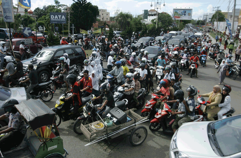 People riding motorbikes and cars packed the street in Banda Aceh after a strong earthquake struck Indonesia province. An 8.6 magnitude earthquake struck off Indonesia on Wednesday, sending residents around the region scurrying from buildings and raising fears of a huge tsunami as in 2004, but authorities said there were no reports suggesting a major threat.Indonesian President Susilo Bambang Yudhoyono said there were no immediate reports of casualties or damage in Aceh, the Indonesian province closest to the earthquake. (REUTERS)