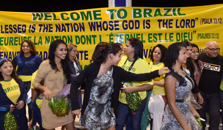 Brazilian fans wait in vain to catch a glimpse of the Australian Socceroos football team players as they arrive at the host city of Vitoria, Espirito Santo, Brazil on May 28, 2014. (AFP)