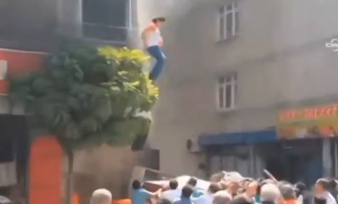 Pregnant Woman Jumps From Burning Building Videos News Emirates24 7