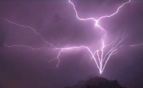 Saudi captures dramatic lightning strike - News - Region - Emirates24|7