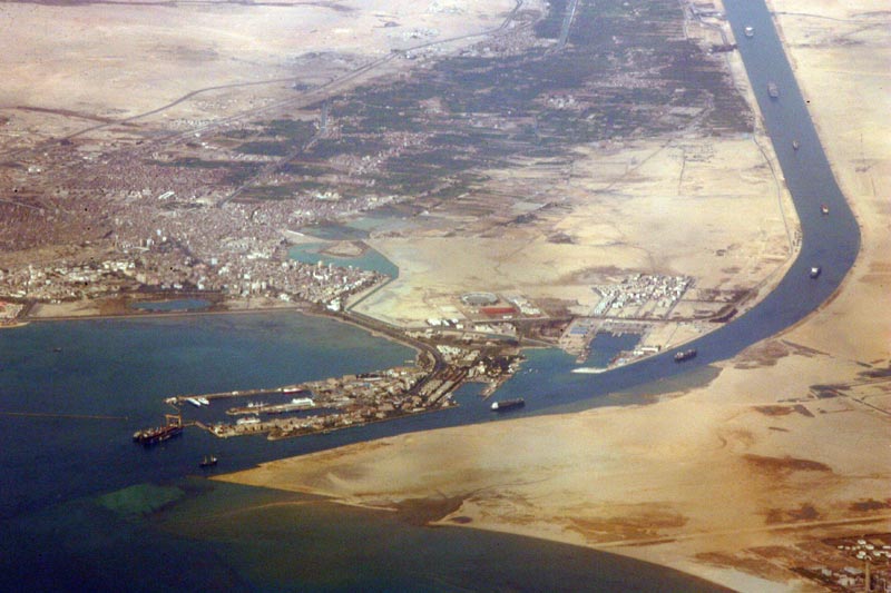 (FILES) A picture dated on December 31, 2007 shows an aerial view of the southern entrance of Egypt's Suez Canal.  Egypt on August 6, 2015 inaugurates a "new Suez Canal" waterway touted as an achievement rivalling the digging of the original, as it seeks to boost both its economy and international standing. The new 72-kilometre (45-mile) waterway built in less than a year at a cost of $9 billion (7.9 billion euros) runs part of the way alongside the existing canal connecting the Red Sea and the Mediterranean. AFP PHOTO/JACK GUEZ