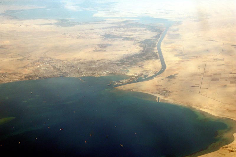 (FILES) A picture dated on December 31, 2007 shows an aerial view of the southern entrance of Egypt's Suez Canal.  Egypt on August 6, 2015 inaugurates a "new Suez Canal" waterway touted as an achievement rivalling the digging of the original, as it seeks to boost both its economy and international standing. The new 72-kilometre (45-mile) waterway built in less than a year at a cost of $9 billion (7.9 billion euros) runs part of the way alongside the existing canal connecting the Red Sea and the Mediterranean. AFP PHOTO/JACK GUEZ