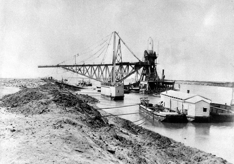 (FILES) A picture dated on 1869 shows machinery during the construction of the Suez Canal in Egypt. Egypt on August 6, 2015 inaugurates a "new Suez Canal" waterway touted as an achievement rivalling the digging of the original, as it seeks to boost both its economy and international standing. The new 72-kilometre (45-mile) waterway built in less than a year at a cost of $9 billion (7.9 billion euros) runs part of the way alongside the existing canal connecting the Red Sea and the Mediterranean. AFP PHOTO