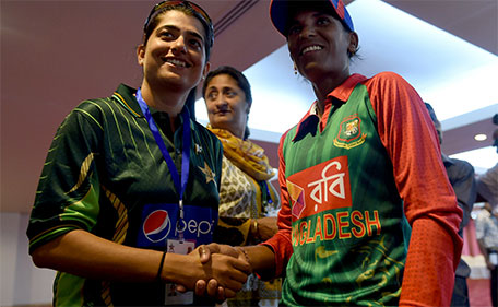 Bangladesh women cricket captain Salma Khatun (right) and Pakistan women cricket captain Sana Mir shake hands after a media briefing in Karachi on September 29, 2015.  (AFP)