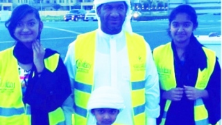 Photo: This Emirati family offers iftar meal to motorists before Maghrib prayer