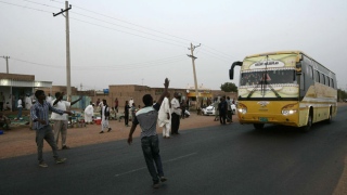 Photo: Risk and pride: Breaking Ramadan fast with passing traffic