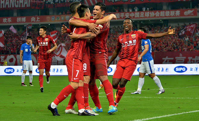 This picture taken on July 10, 2016 shows Hulk (C) of Shanghai SIPG celebrating with his teammates after scoring a goal during the 16th round football match of the Chinese Super League against Henan Jianye in Shanghai. (AFP)