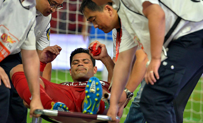 This picture taken on July 10, 2016 shows Hulk of Shanghai SIPG being carried off the pitch on a stretcher after an injury during the 16th round football match of the Chinese Super League against Henan Jianye in Shanghai. (AFP)