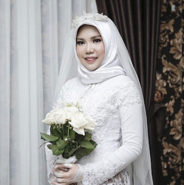 Woman wears wedding gown after fiance dies in Lion Air crash - News ...