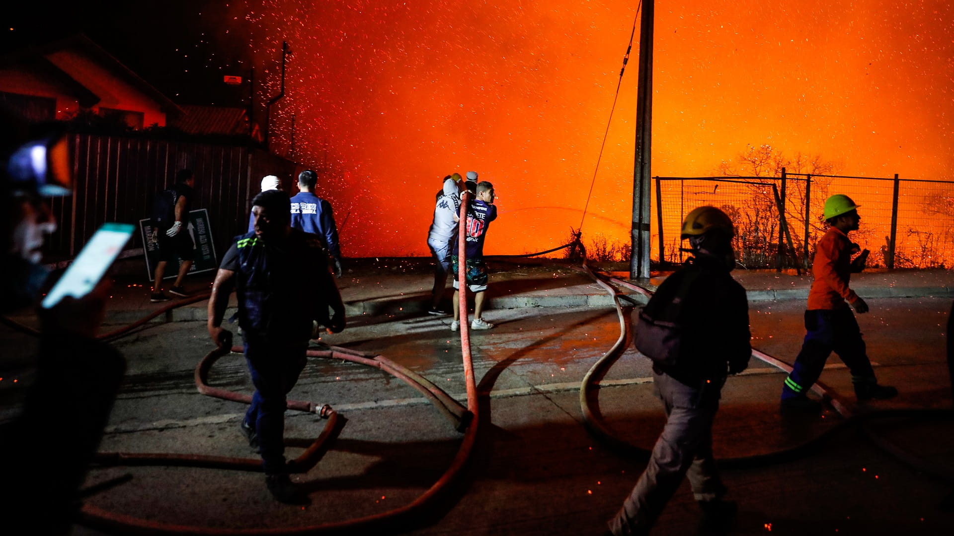 2 dead, 400 homes damaged in Chilean seaside resort town fire - News ...